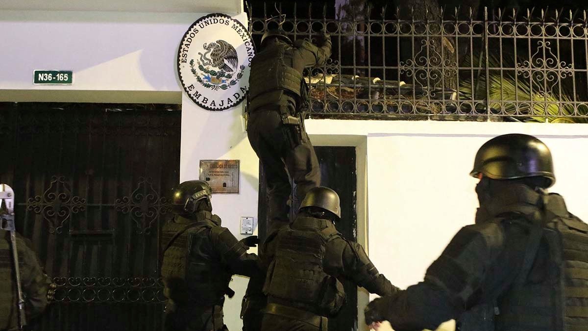 La incursión de la policía de Ecuador en la Embajada de México en Quito el 5 de abril pasado puso de cabeza las relaciones entre ambos países. Foto: Alberto Suárez / AFP.