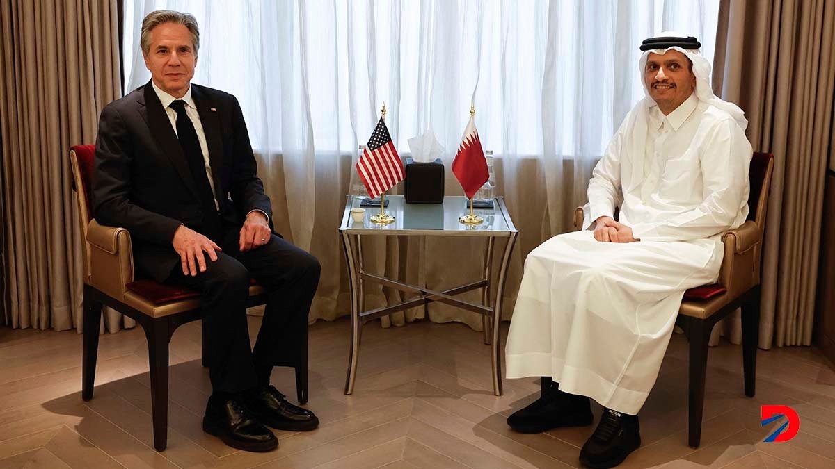 El secretario de Estado de Estados Unidos, Antony Blinken, se reunión con su par de Catar, Sheikh Mohammed Bin Abdulrahman Bin Jassim al-Thani, para tratar la guerra en Gaza. Foto: Evelyn Hockstein / AFP.