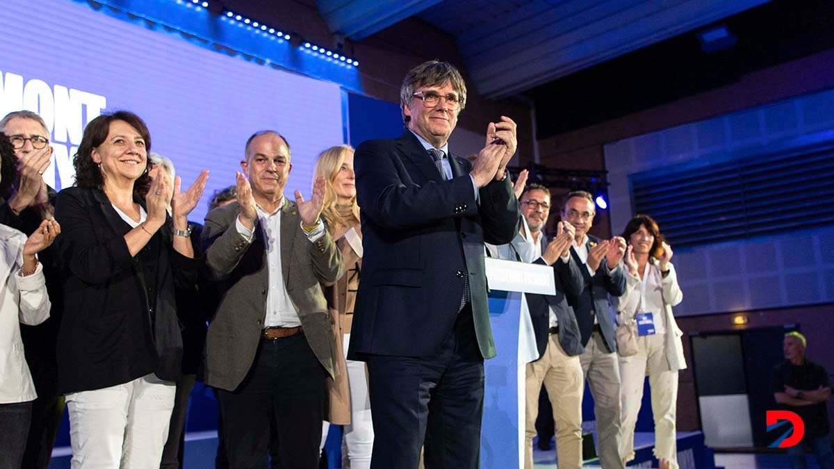 Carles Puigdemont aspira a salir bien librado del caos que dejaron las elecciones en el entorno político en Cataluña. Foto: Matthieu Rondel / AFP.