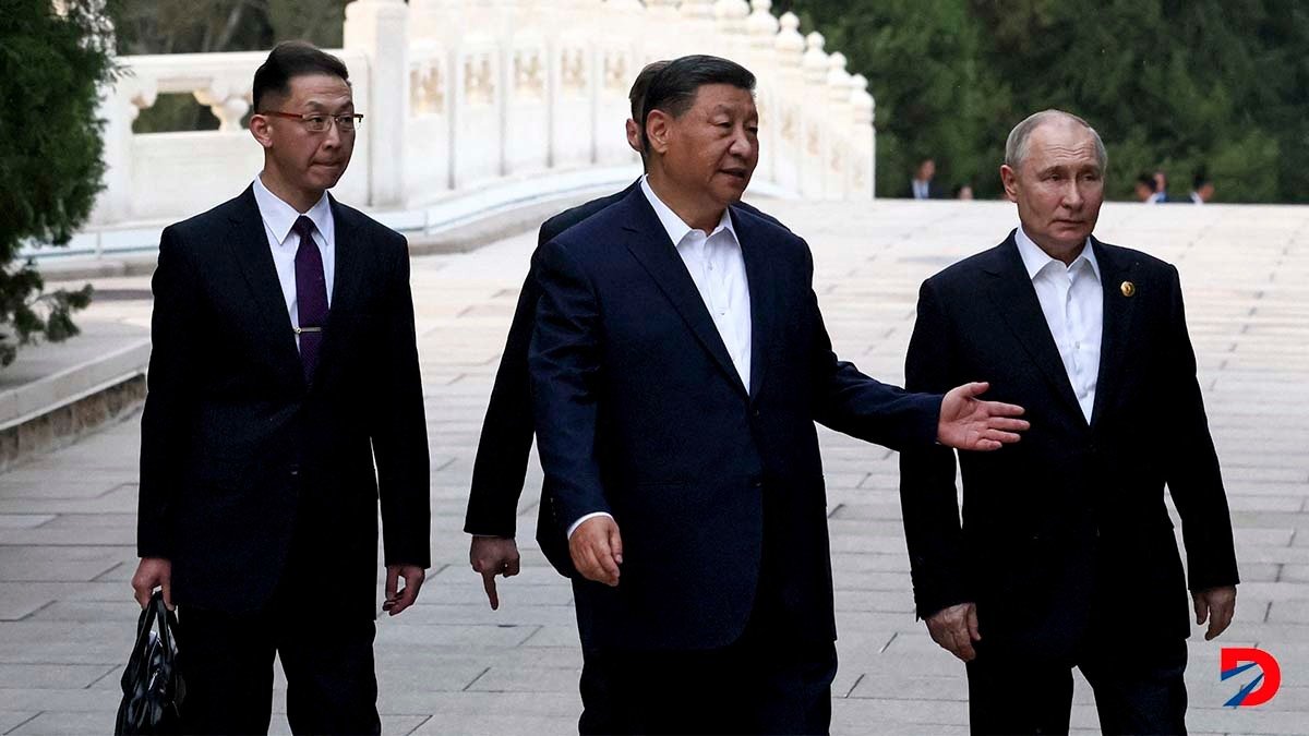 Imagen distribuida por la agencia estatal rusa Sputnik. Los mandatarios Xi Jinping y Vladimir Putín caminan juntos en Beijing. (Foto: Mikhail Metzel / Pool / AFP.