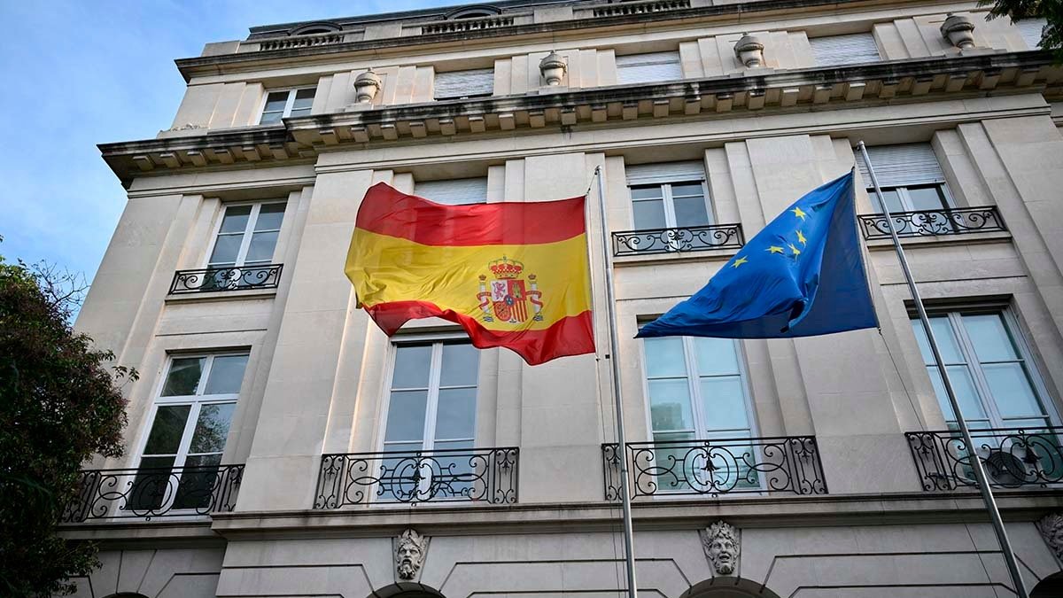 Las banderas de España y la Unión Europea ondean en la embajada de España en Buenos Aires. Foto: Luis Robayo / AFP.