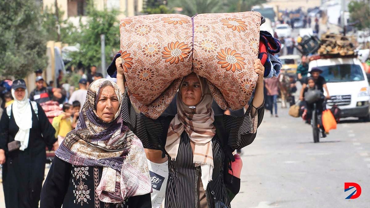 Palestinos en el área de Tal al-Sultan, en Rafah, huyen mientras el ejército israelí prosigue su operación militar en la zona. Foto: Eyad Baba / AFP.