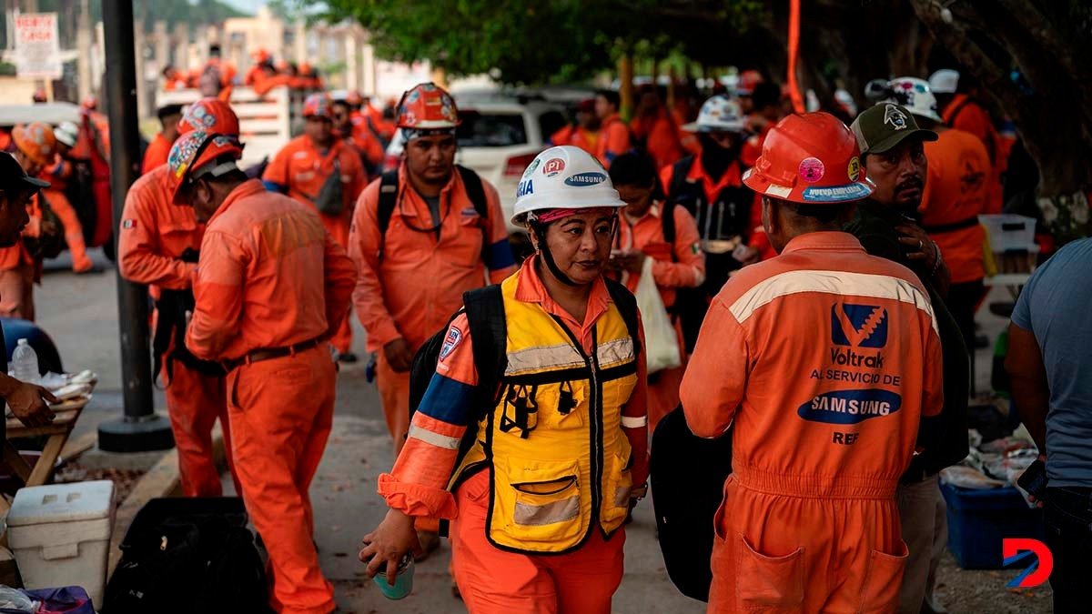 Personal de la refinería de Olmeca, en el estadio de Tabasco, trabajan a lo interno de las instalaciones. Foto: Yuri Cortez / AFP.