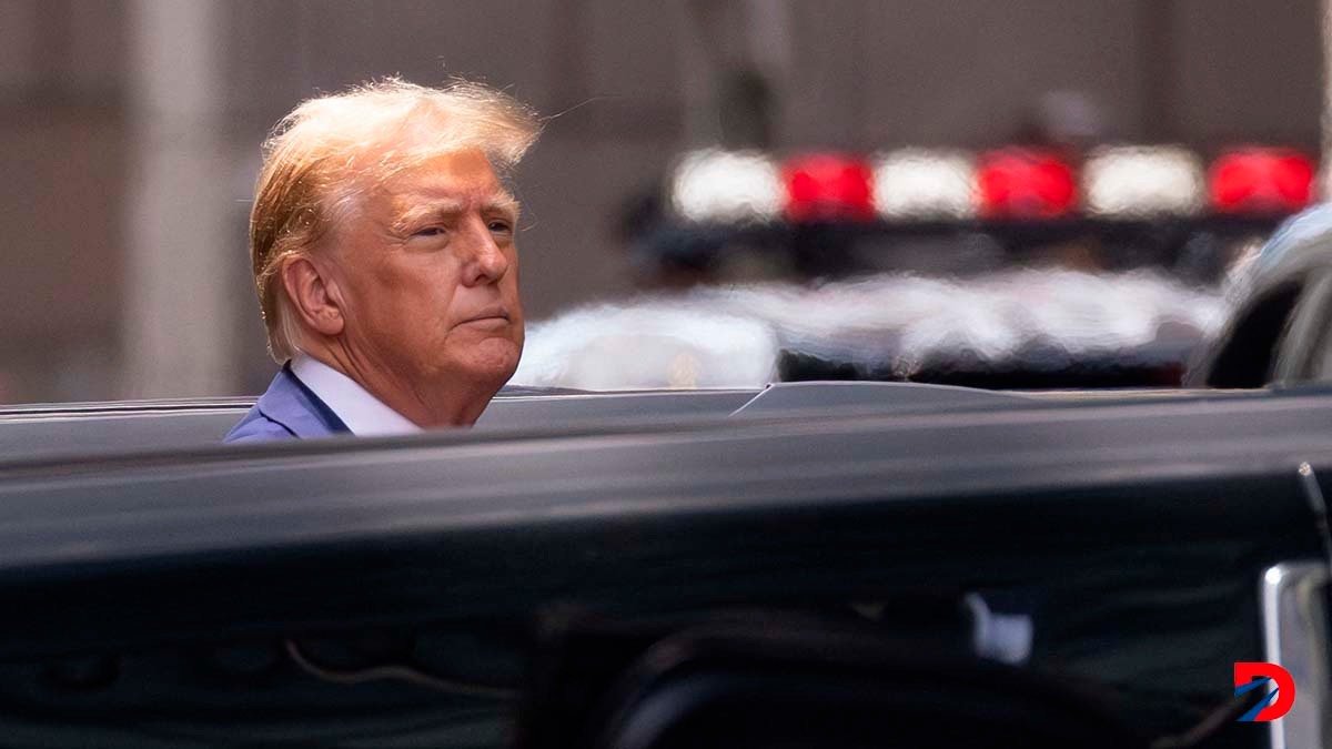 El expresidente de Estados Unidos, Donald Trump abandona EL Trump Tower, en Nueva York, la mañana de este viernes, después de una conferencia de prensa en la que no aceptó preguntas. Foto: Kena Betancur / AFP.