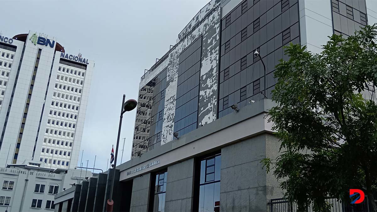 El Banco Nacional es una de las instituciones que abrieron la línea de crédito "fácil" para las personas. Foto Sócrates Colindres