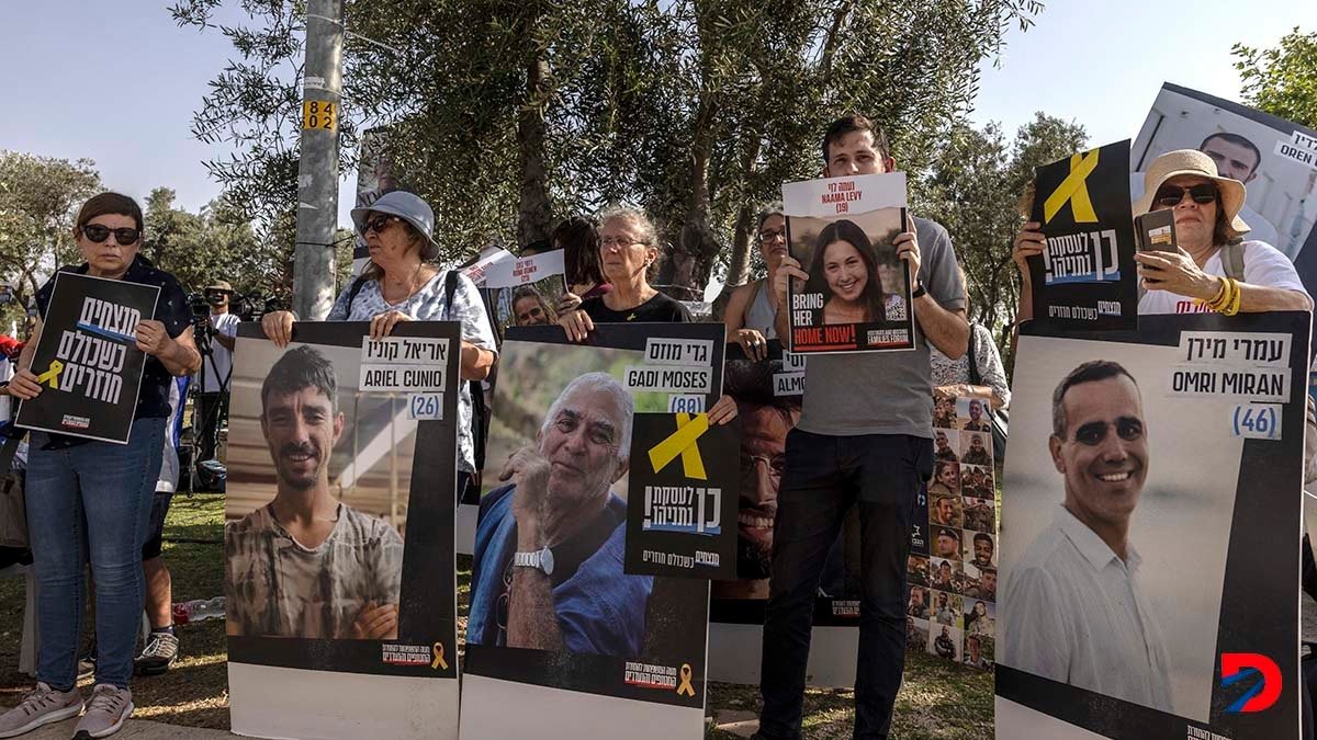 Familiares de los rehenes que mantiene Hamas en Gaza, volvieron a manifestarse el lunes exigiendo su regreso y llorando los muertos. Foto: Menahem Kahana / AFP.