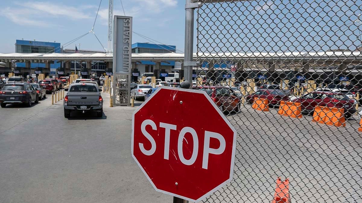 Los diferentes pasos fronterizos entre México y Estados Unidos serán cerrados cuando se llegue al umbral de 2.500 migrantes por día. Foto: Guillermo Arias / AFP.