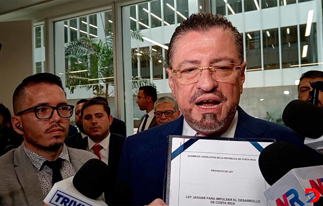 Rodrigo Chaves  entregó, en la Dirección del Directorio, de la Asamblea Legislativa, el proyecto de ley para convocar al referéndum, aunque no dio a conocer los temas. Foto: Sócrates Colindres.