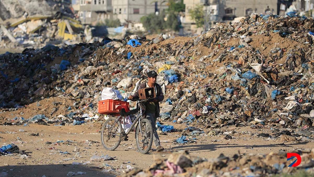 Un palestino se moviliza por un campo de refugiados en el centro de Gaza, en medio de las acciones militares que desarrolla el ejército de Israel en la zona. Foto: Eyad Baba / AFP.