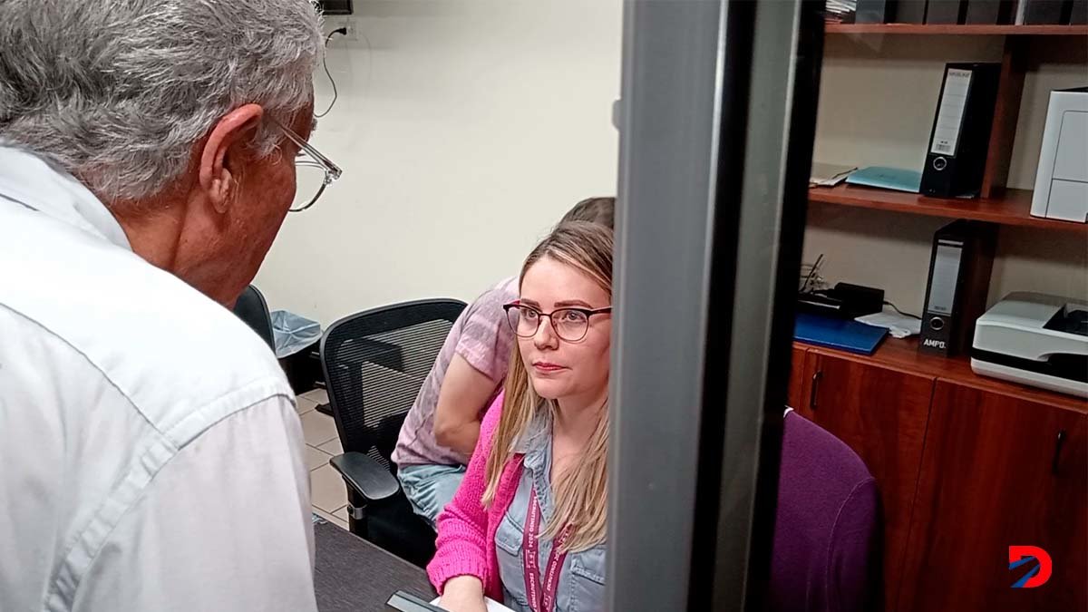 Cristina Meza de la Ventanilla única del Departamento de Registro Electoral del TSE, recibió y verificó que todas las firmas y documentación estuvieran completa. Foto Sócrates Colindres