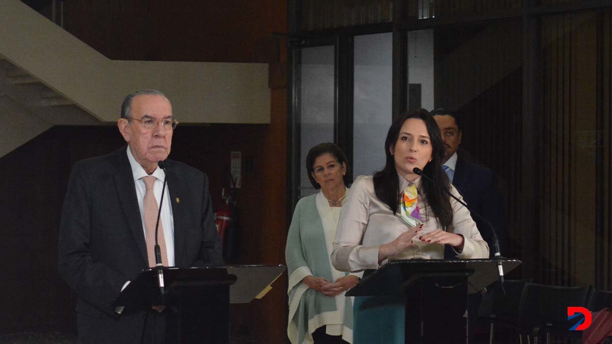 La Ministra de la Presidencia Natalía Díaz junto al Presidente de la Asamblea Legislativa Rodrigo Arias expusieron los resultadosd del almuerzo con las jefaturas de fracción. Foto Sócrates Colindres