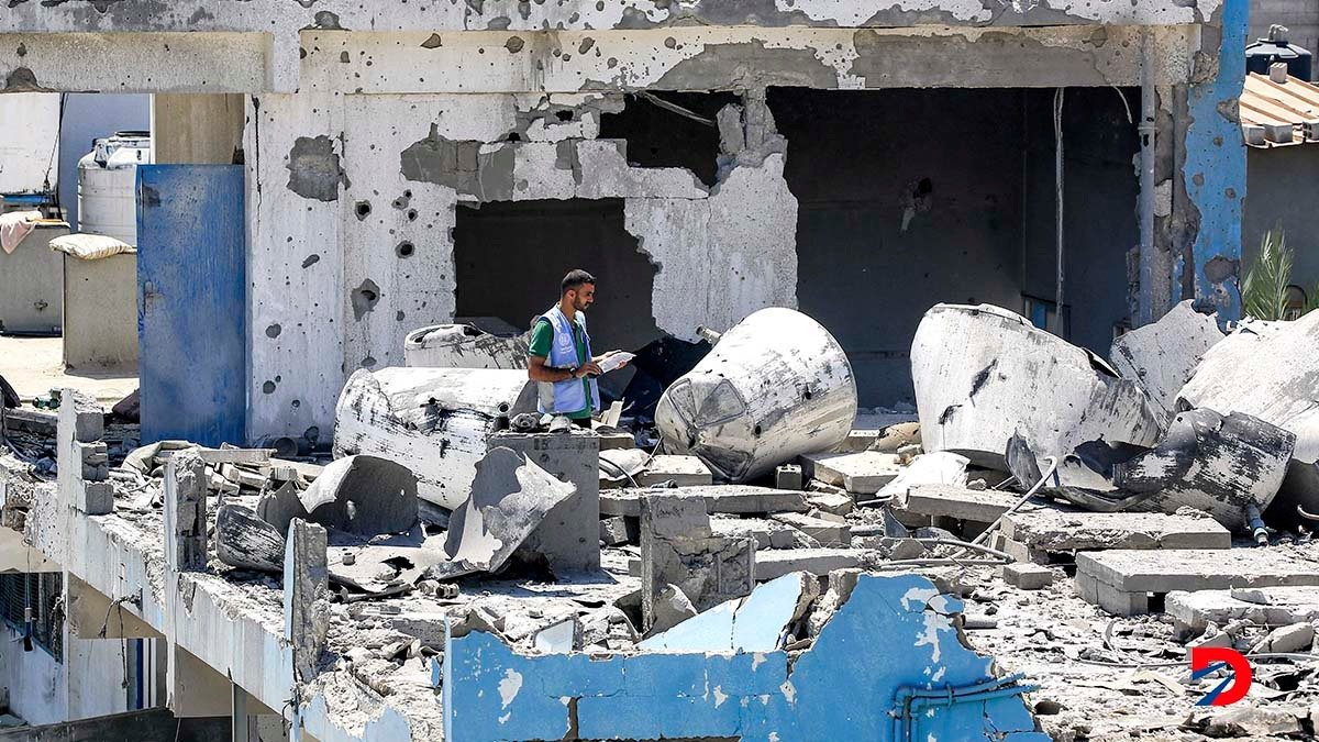 Un funcionario de la Oficina de Naciones Unidas para los Refugiados Palestinos inspecciona los daños en una escuela administrada por ese ente, que fue bombardeada esta semana por las fuerzas de Israel. Foto: Eyad Baba / AFP