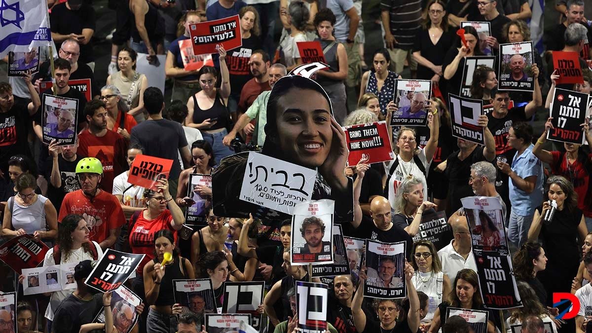 Familiares y amigos de los ciudadanos israelíes secuestrados en Gaza salieron a manifestarse tras el anuncio sobre la liberación de cuatro de ellos. Foto: Jack Guez / AFP.