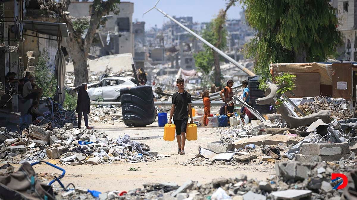 Mientras la guerra continúa, un palestino camina en medio de los edificios destruidos en Khan Yunis, en el sur de Gaza. Foto: Eyad Baba / AFP.