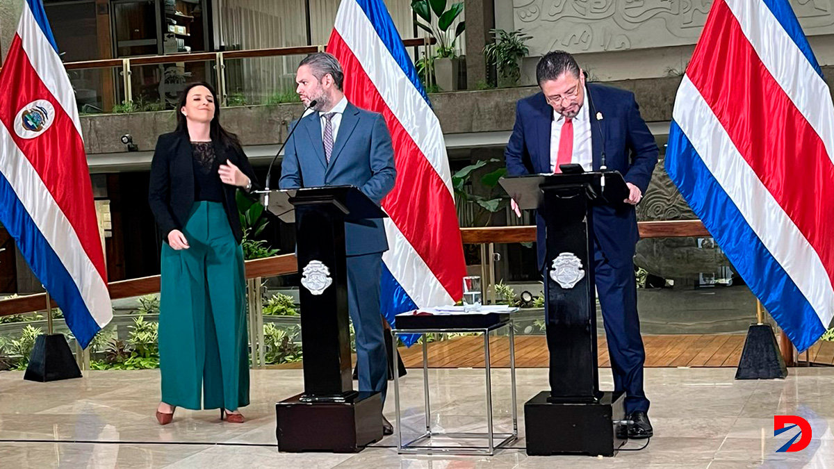 El ministro de Comunicación, Jorge Rodríguez, y el presidente, Rodrigo Chaves, criticaron el informe de la Comisión Especial Legislativa que investigó el manejo de la pauta publicitaria estatal. Foto: Sócrates Colindres.