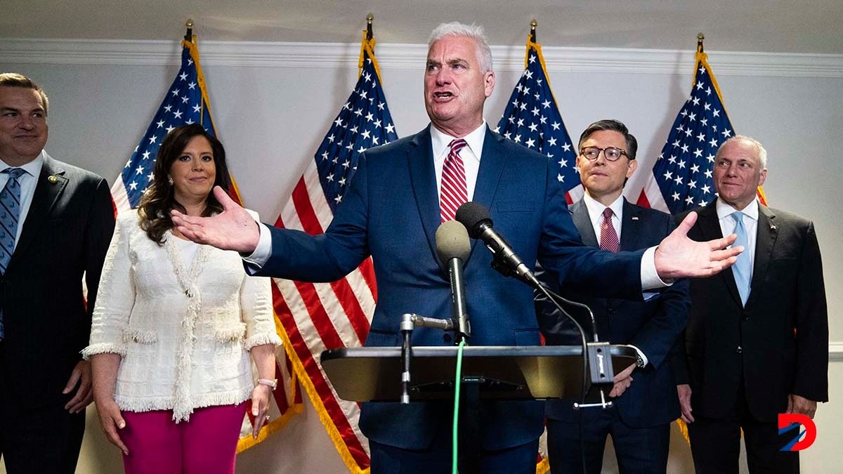 El representante por Minnesota, Tom Emmer habla con la prensa después de una reunión de su bancada con Donald Trump. Foto: Tom Williams / Pool / AFP.