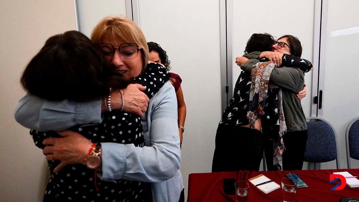 Adriana Reisfeld y Diana Malamud, familiares de víctimas del atentado contra AMIA, siguieron la sesión de la CIDH por video y reaccionan al fallo. Foto: Luis Robayo / AFP.