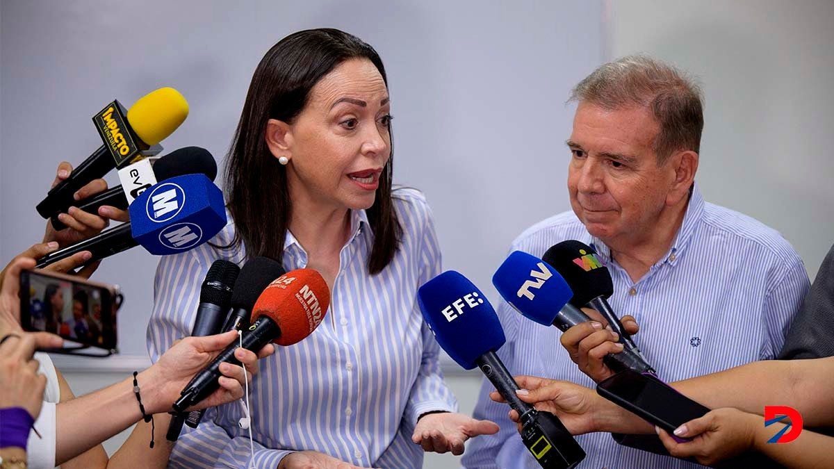 María Corina Machado, líder de la oposición en Venezuela, habla al lado del candidato de la oposición, Edmundo González. Foto: Gabriela Oraa / AFP.