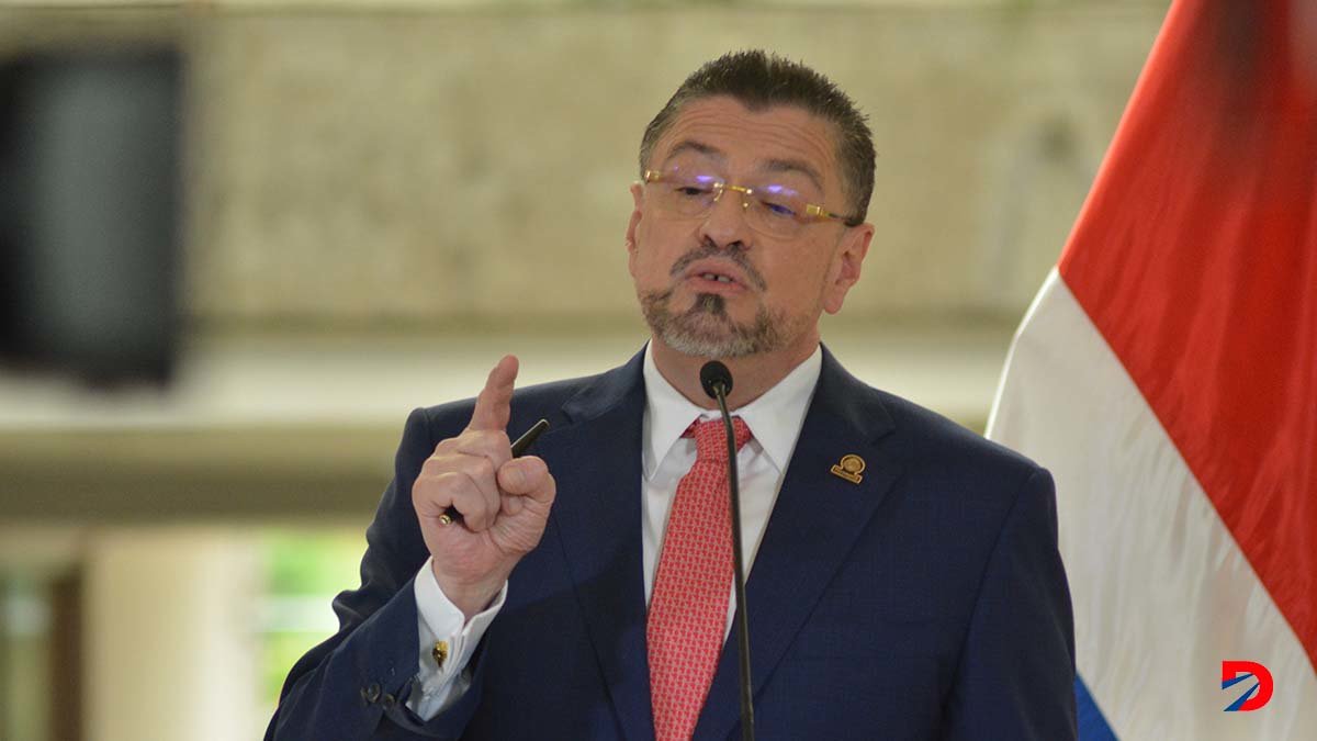 El presidente Rodrigo Chaves sale al paso del manifiesto de los expresidente y sacando del saco al expresidente Abel Pacheco. Foto Sócrates Colindres