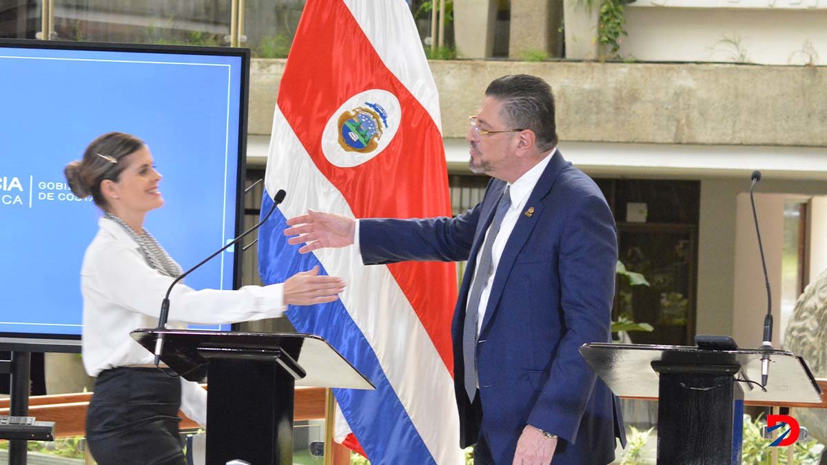 El presidente de la República, Rodrigo Chaves retó a la contralora Marta Acosta a un debate público con Laura Fernández, ministra del Planificación. Foto Sócrates Colindres