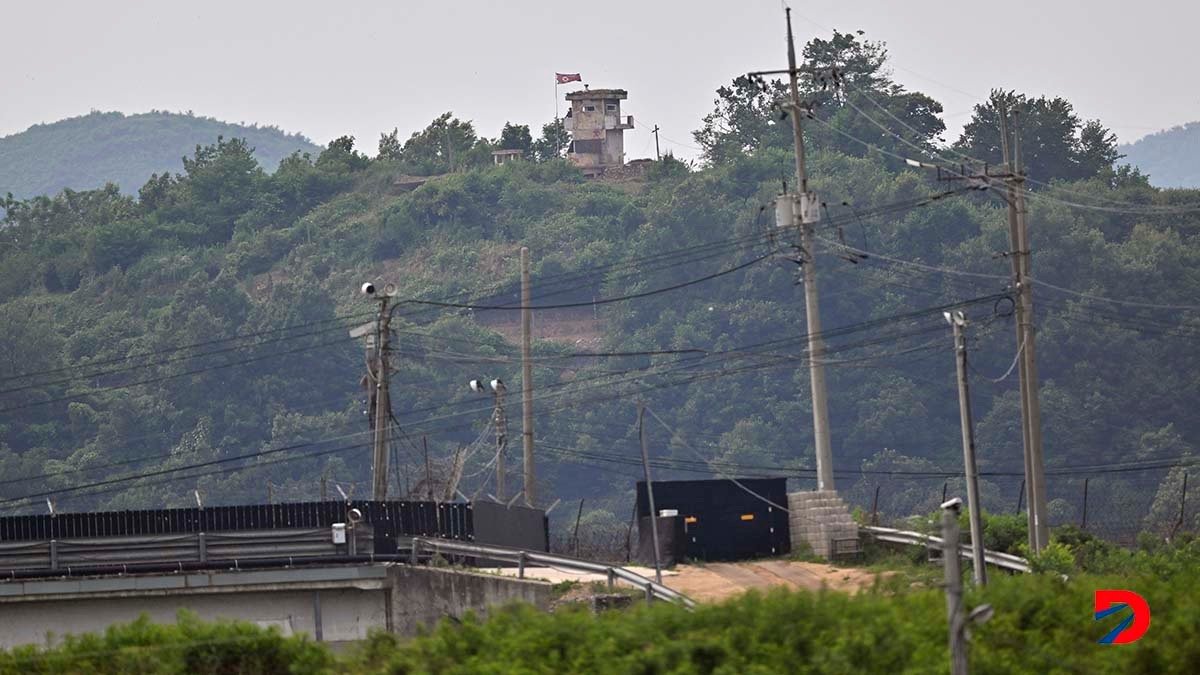 Un guarda norcoreano patrulla en el norte de la zona desmilitarizada entre ambas Coreas. Foto: Jung Yeon-je / AFP.