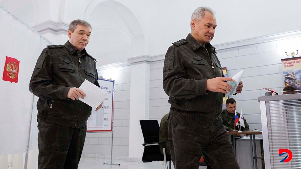 Sergei Shoigu y Valery Gerasimov cuando votaron en las elecciones rusas, el 15 de marzo pasado. Foto: cortesía Ministerio de Defensa de Rusia / Vadim Savitsky / AFP.