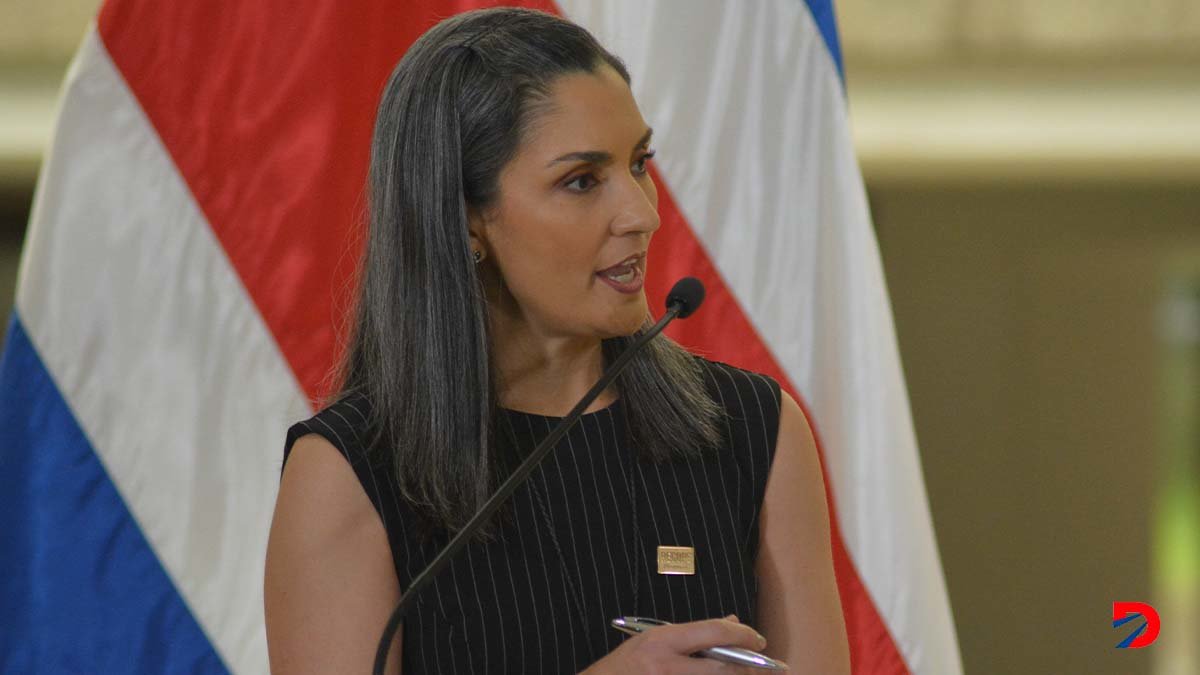 Karla Montero, presidenta ejecutiva de RECOPE, manifestó que la denuncia penal presentada contra los 20 exjerarcas es por posible incumplimiento de deberes. Foto Sócrates Colindres