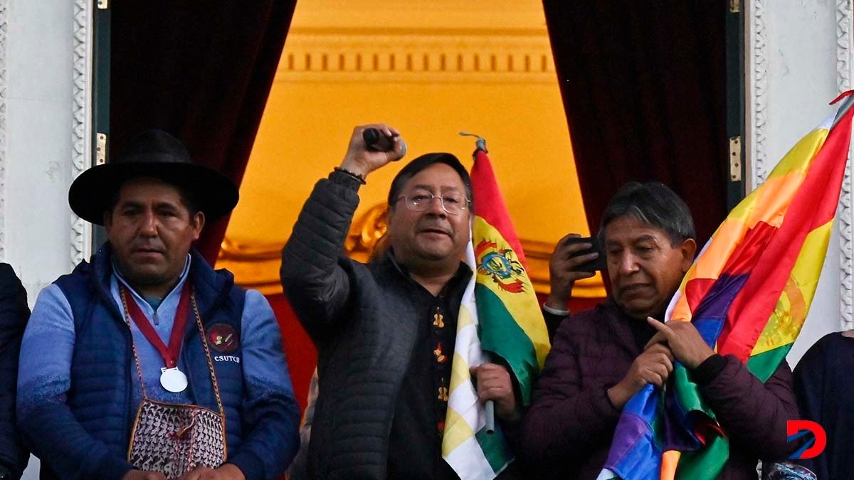 Luis Arce, presidente de Bolivia, habla desde un balcón de la Presidencia, luego de superar un intento de golpe militar. Foto: Aizar Raldes / AFP.