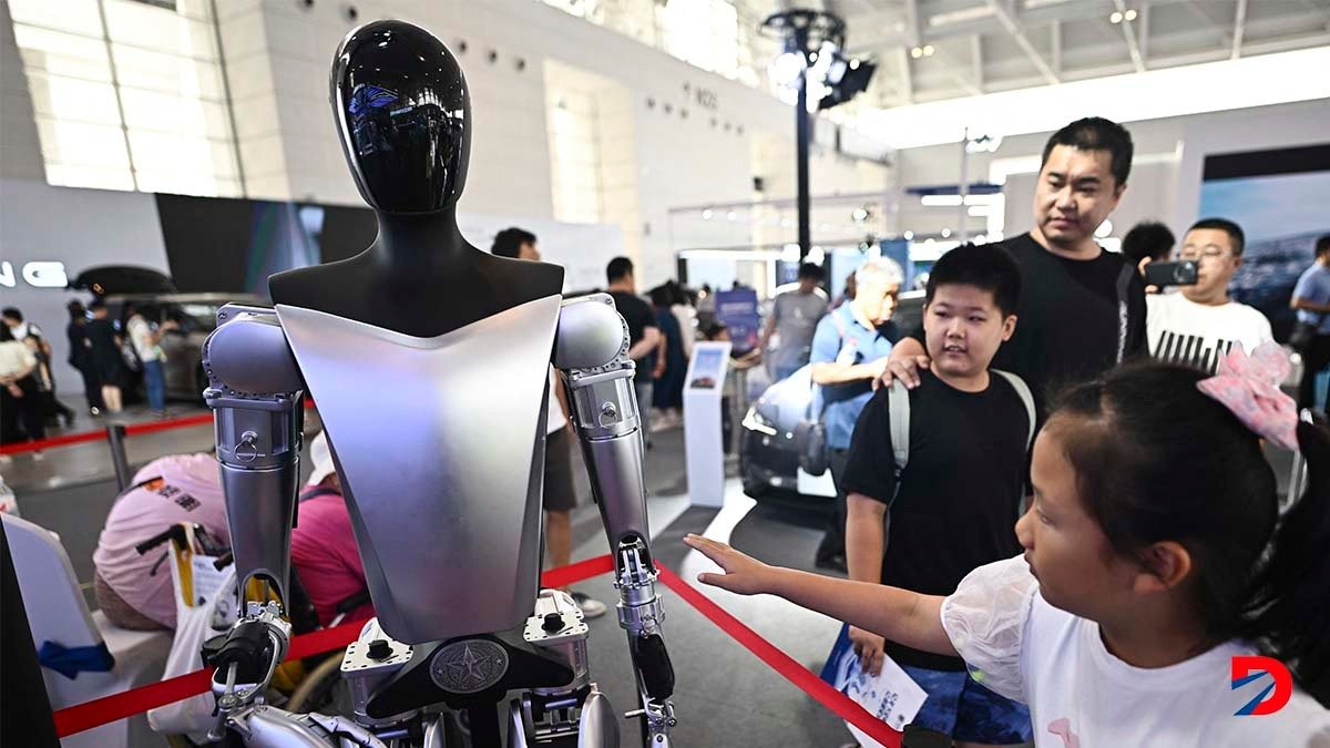 Un robot humanoide de Tesla fue parte de la exposición en Tianjin, en pasado 23 de junio. Foto. Pedro Pardo / AFP.