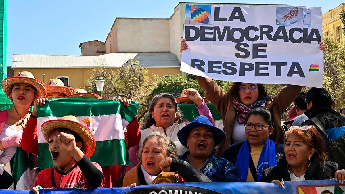 Simpatizantes del presidente de Bolivia, Luis Arce, salieron a manifestarse este jueves, tras la intentona de golpe del miércoles pasado. Foto: Aizar Raldes / AFP.