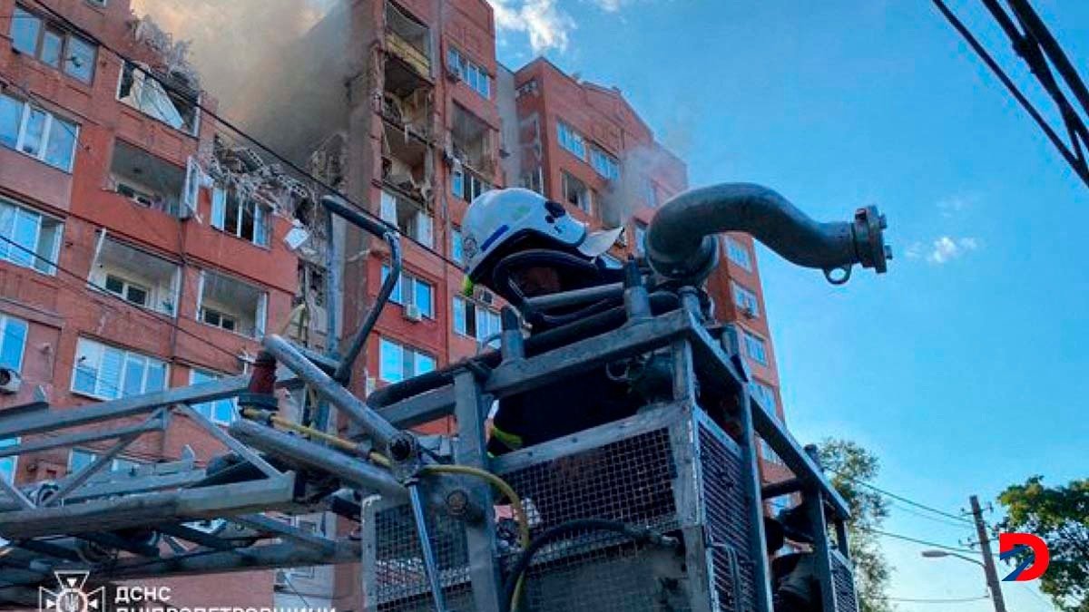 Esta imagen ofrecida por el servicio de Emergencia de Ucrania muestra un edificio de apartamentos destruido por un misil en Dnipro. Foto: Servicios de Emergencia de Ucrania / AFP.