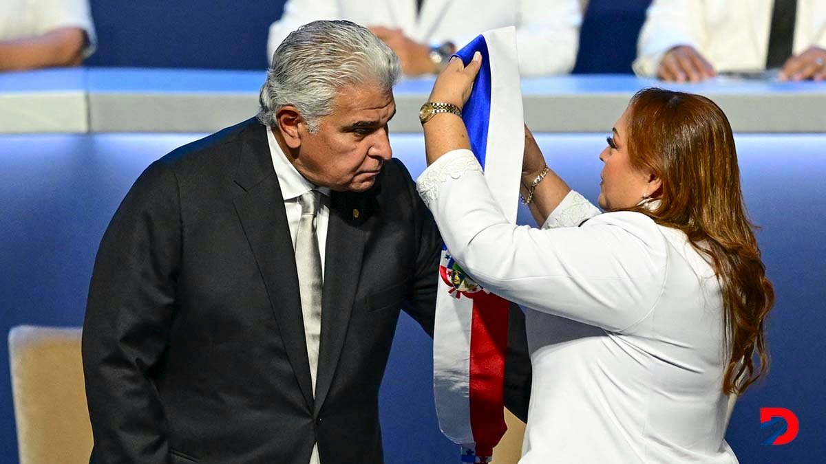 La presidenta de la Asamblea Nacional de Panamá, Dana Castañeda, impone la Banda Presidencial a José Raúl Mulino, que comenzó así una gestión de cinco años este lunes. Foto: Martín Bernetti / AFP.