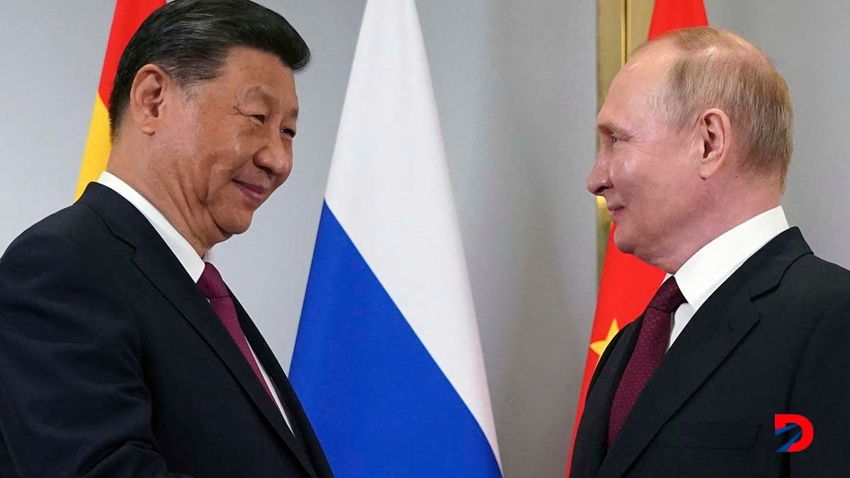 Imagen de la agencia estatal rusa, de un intercambio entre el presidente de Rusia, Vladimir Putin y su colega de China, Xi Jinping. Foto: Pavel Volkov / Pool / AFP.