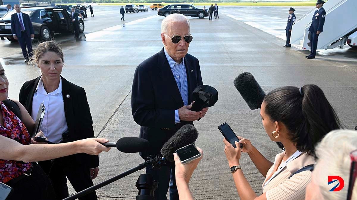 El presidente de Estados Unidos, Joe Biden, habla con los periodistas antes de abordar su avión en Madison, Wisconsin. Foto: Saul Loeb / AFP.