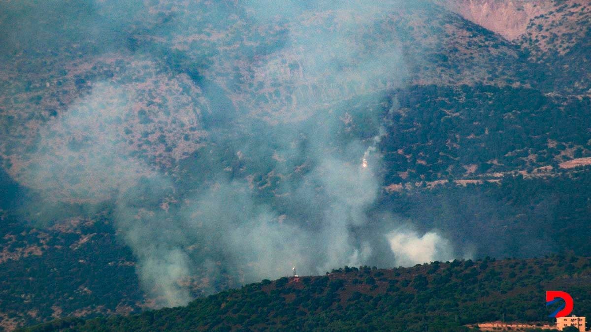 Las columnas de humo se levantaban sobre el sur del Líbano, donde el ejército israelí llevó a cabo bombardeos el martes. Foto: Rabih Daher / AFP.