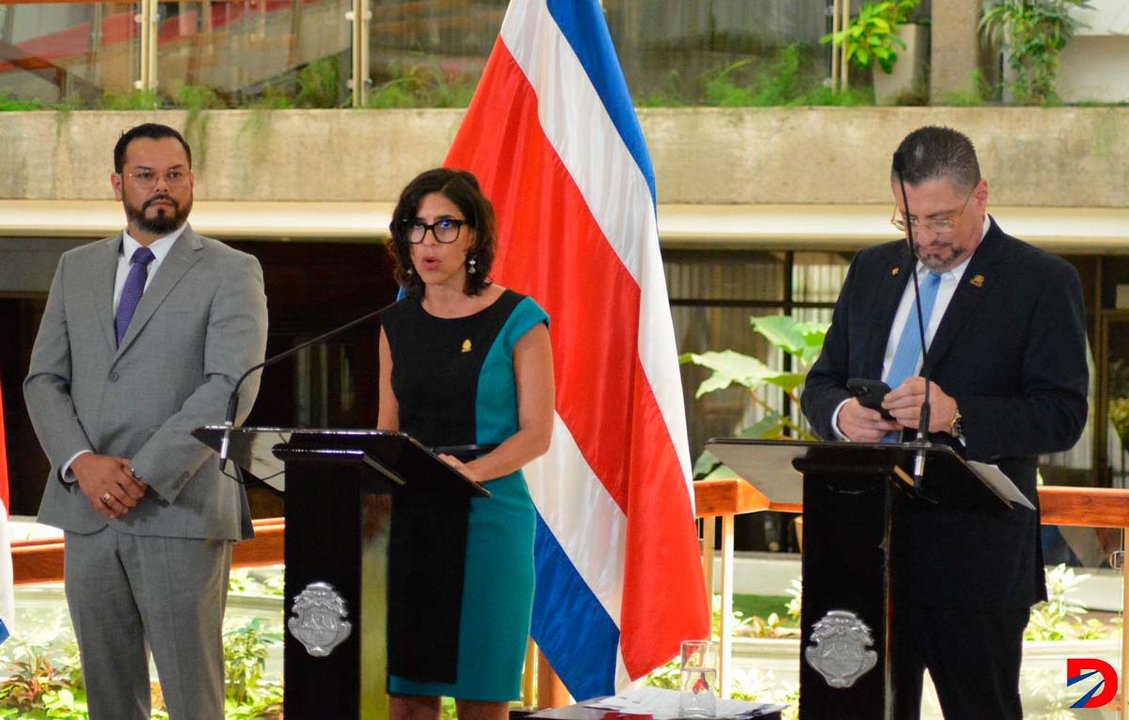 Paula Bogantes,  jerarca del MICITT, Marco Acuña, presidente ejecutivo del ICE y el presidente de la República, Rodrigo Chaves criticaron la lentitud en la gestión tramitada por el Tribunal Contencioso Administrativo que tiene frenada la aplicación del reglamento de 5G. Foto: Sócrates Colindres.