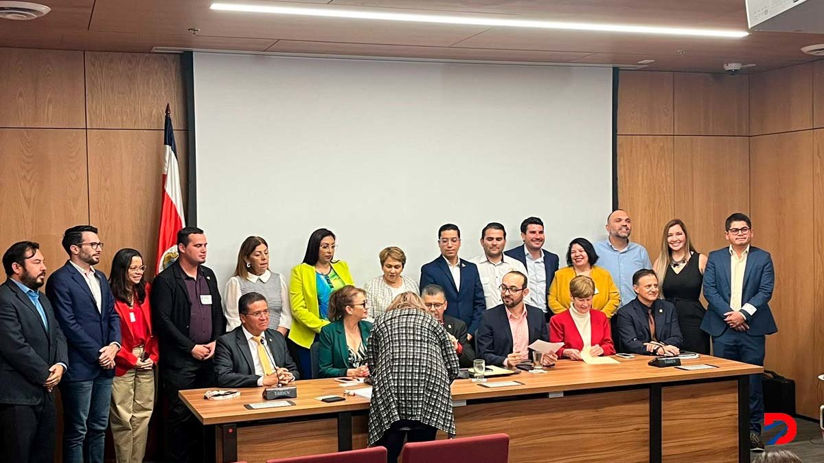 Alcaldes de varios cantones junto a los diputados estuvieron presentes en la Asamblea Legislativa para la presentación del proyecto para traslado de recursos para atención de carreteras. Foto Sócrates Colindres