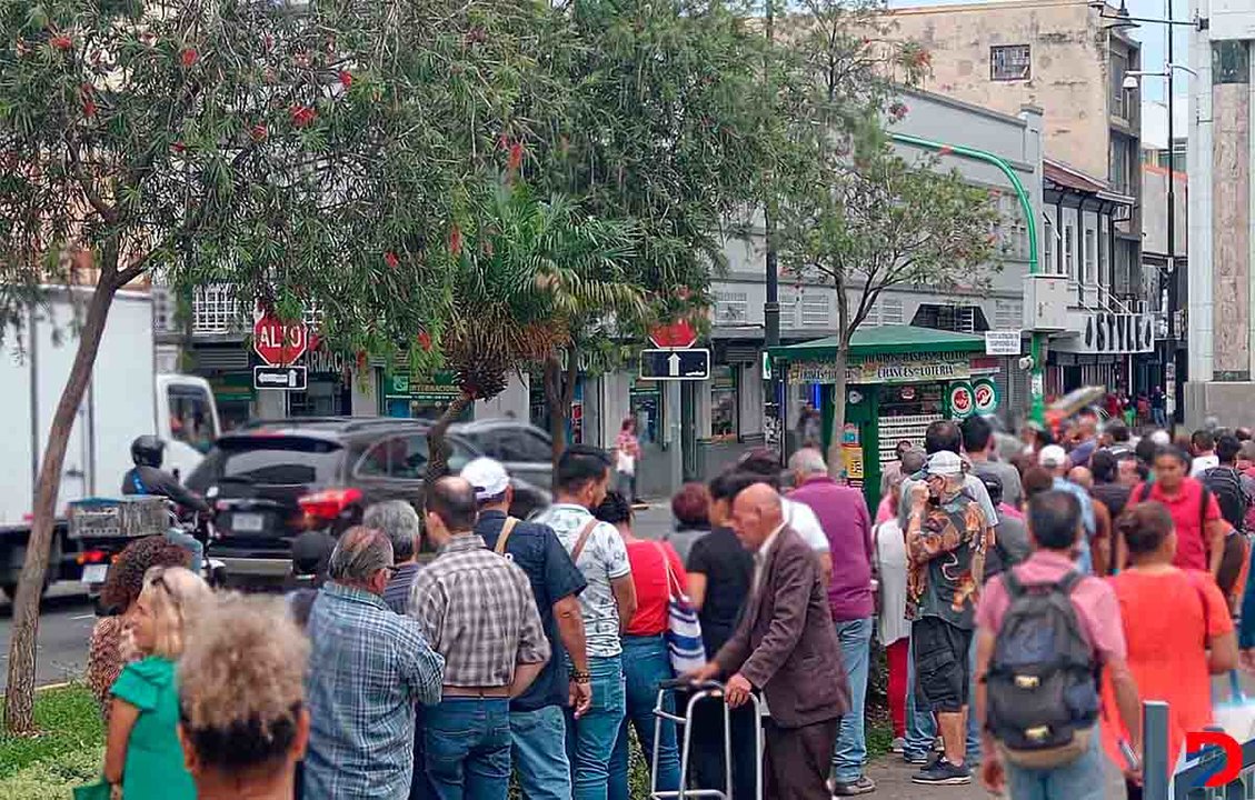 Este lunes había largas filas en los puntos fijos de venta de chances y lotería de la JPS, dado a que especulación en precios de los revendedores era muy alta. Foto: Krissia Morris Gray.