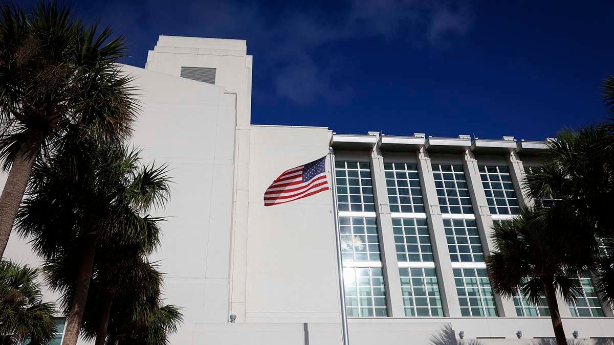 Una jueza de Florida dijo que la forma en que se designó al fiscal del caso contra Donald Trump fue ilegal y desechó las acusaciones. Foto: Marco Bello / AFP.