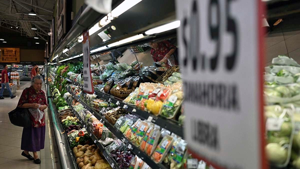 Los precios de los alimentos, entre ellos las verduras, han subido sustancialmente en El Salvador. Foto: Marvin Recinos / AFP.