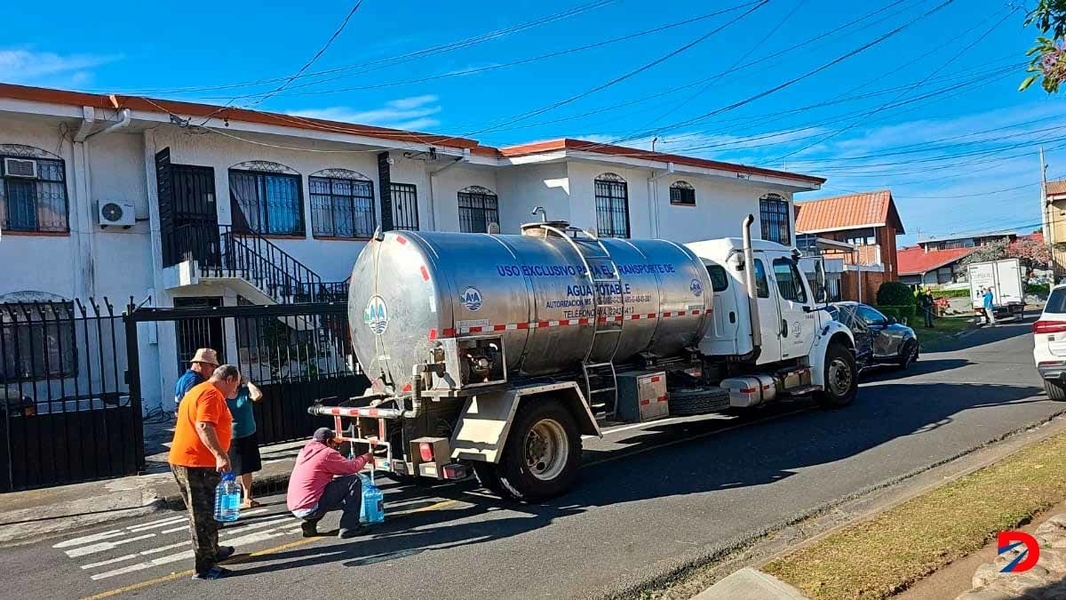 A raíz de la emergencia que afecta a vecinos de Barranca, Chacarita y Esparza, el AyA suministra agua potable en las zonas afectadas.