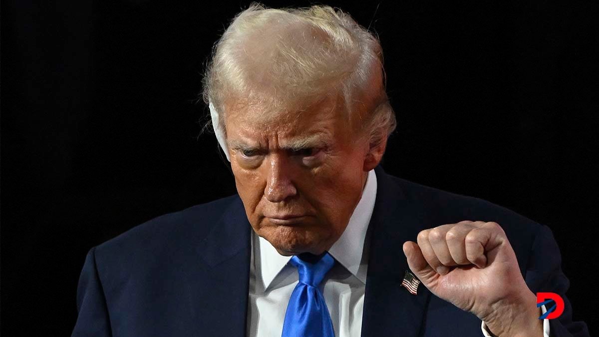 El expresidente de Estados Unidos, Donald Trump, al abandonar la sala donde se desarrolló el segundo día de la Convención Nacional Republicana. Foto: Andrew Caballero – Reynolds / AFP.