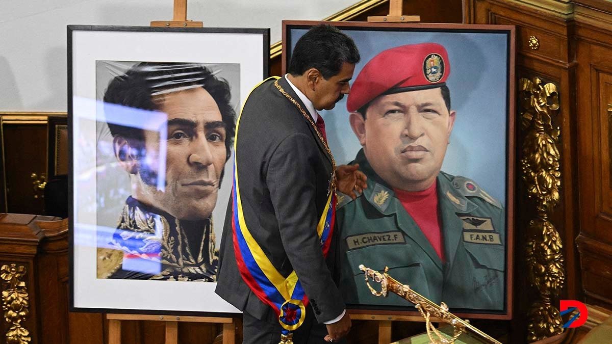 Nicolás Maduro usa en su campaña las figuras de Simón Bolívar y Hugo Chaves. Foto: Federico Parra / AFP.