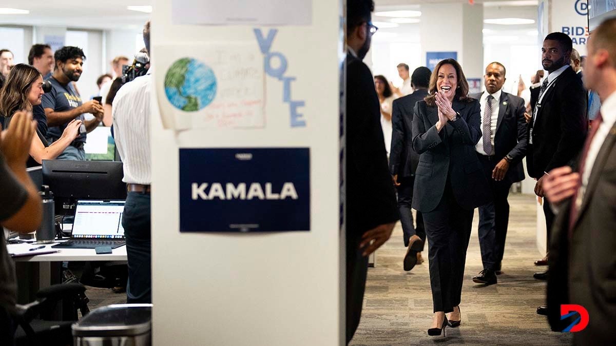 La vicepresidenta de Estados Unidos, Kamala Harris camina por la sede de su campaña, al donde llegó a presentarse este lunes por la tarde. Foto: Erin Schaff / Pool / AFP.