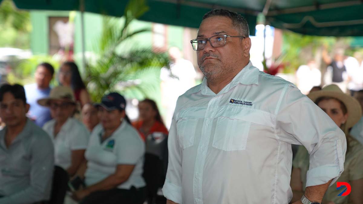 Osvaldo Artavia presidente del INDER dio a conocer la denuncia penal sobre anomalías en adquisición de terrenos. Foto Casa Presidencial