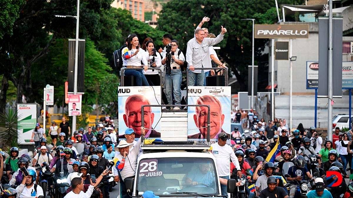 El candidato presidencial de la oposición en Venezuela, Edmundo González y la líder opositora, Corina Machado, durante el acto de cierre de campaña, en Caracas. Foto: Federico Parra / AFP.