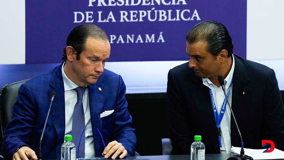 El canciller de Panamá, Javier Martínez, durante una conferencia de prensa junto al director de Aviación Civil, Rafael Bárcenas, explicó la situación del bloqueo de las autoridades venezolanas. Foto: Arnulfo Franco / AFP.