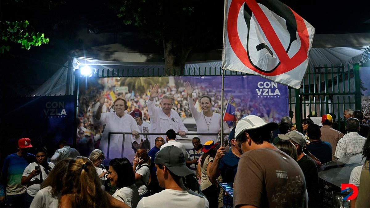 Simpatizantes del opositor Edmundo González se reúnen para esperar los resultados de las elecciones presidenciales en Venezuela. Foto: Raúl Arboleda / AFP.