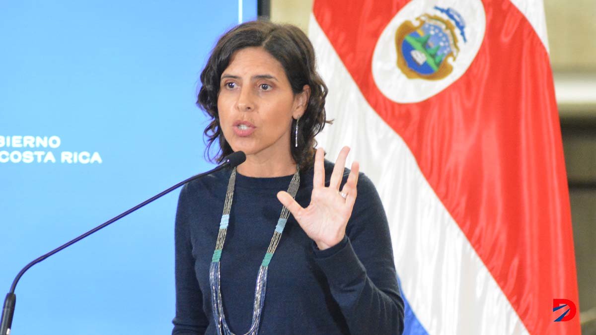 Paula Bogantes, jerarca del MICITT, aseguró que lo que se pretende es cambiar el cobro del impuesto e implementar un canon. Foto Sócrates Colindres.