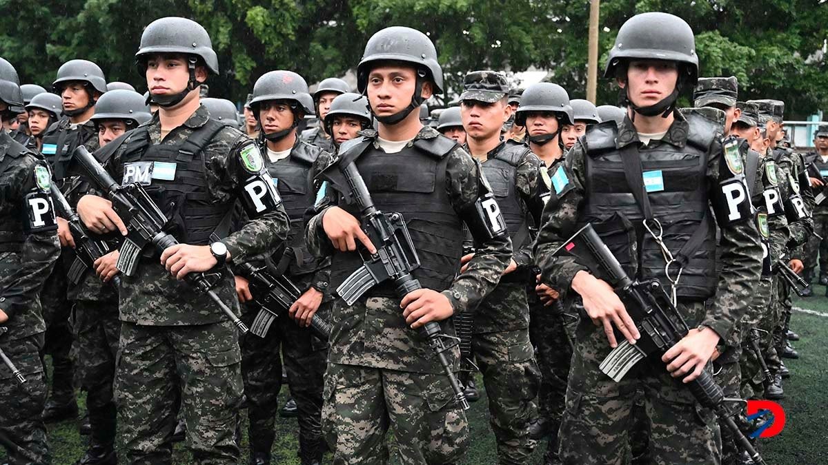 Miembros de las fuerzas militares de Honduras salieron a las calles este jueves para combatir la delincuencia. Foto: Orlando Sierra.